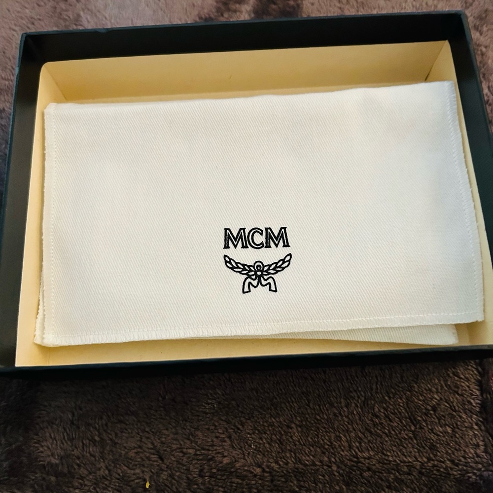 Authentic MCM LEATHER CARD CASE - Picture 2 of 6